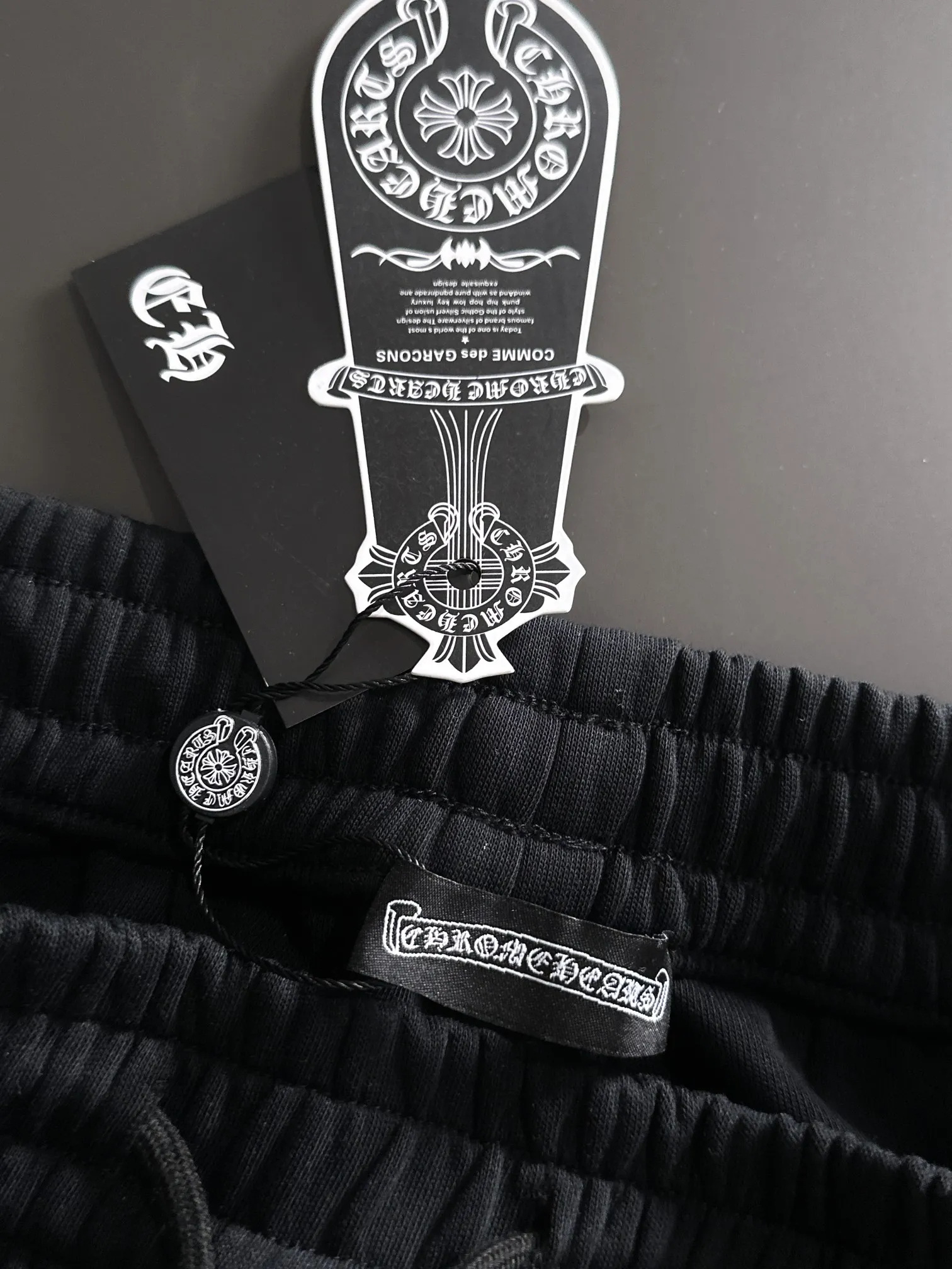 P310 Chrome Hearts* (exclusive quality in the market) hot style 2꯭0꯭2꯭5 new autumn pants ❤ Original ⌚️ high version Chrome Hearts The fabric is made of 380g high-density double-sided Chinese custom fabric. It does not deform or shrink. The three-dimensional drape is amazing. Process introduction: 6 crosses on each side of the side panel. Customized hardware accessories. Color: black SIZE: M-XXXL